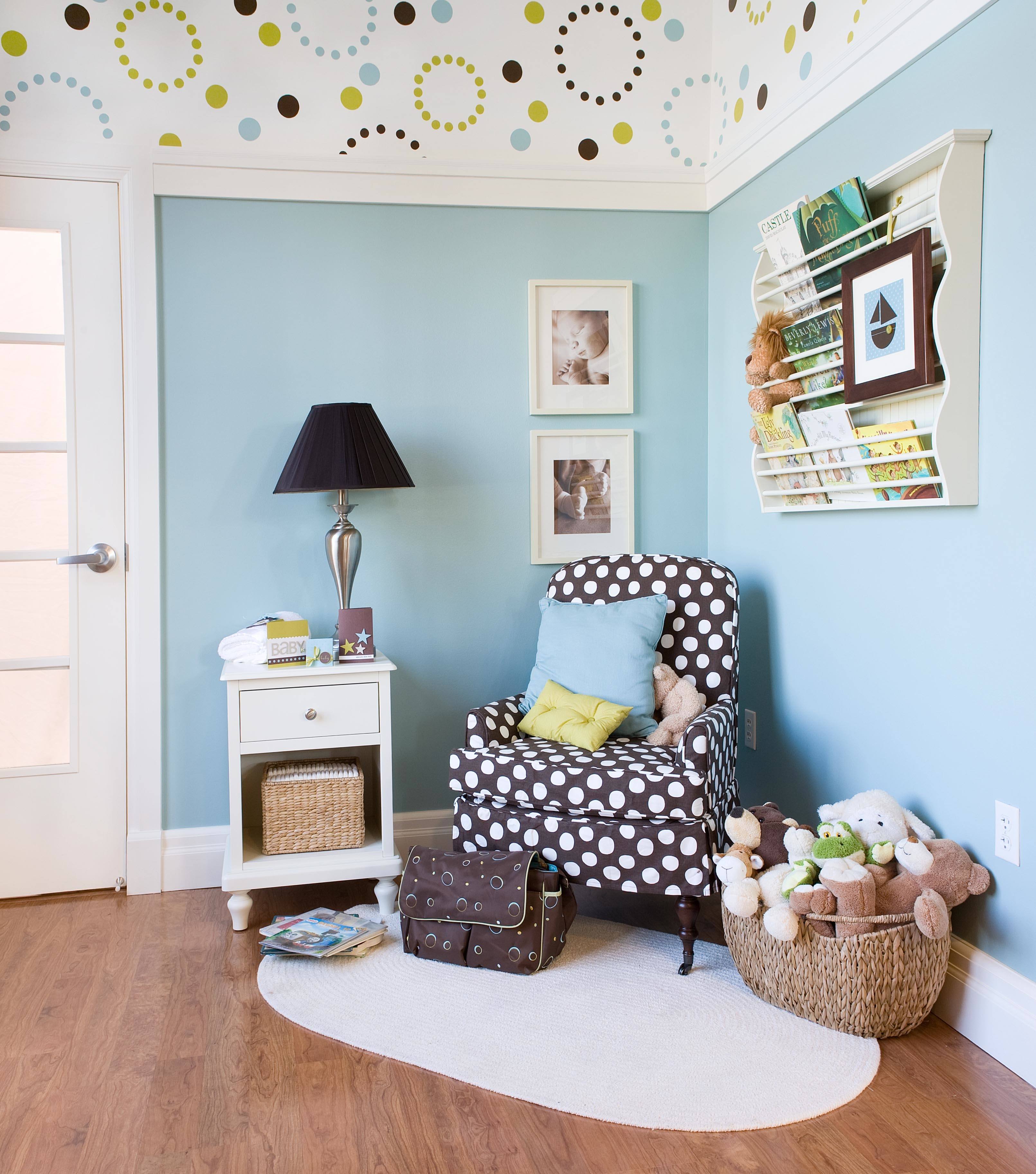 Large-nursery-couch-and-bedside-table-colorful-decoration