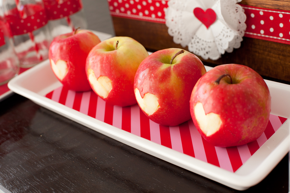 The apple am little. Красивое яблоко. Угощения из яблок. Яблоки на праздничном столе. Необычные яблоки.