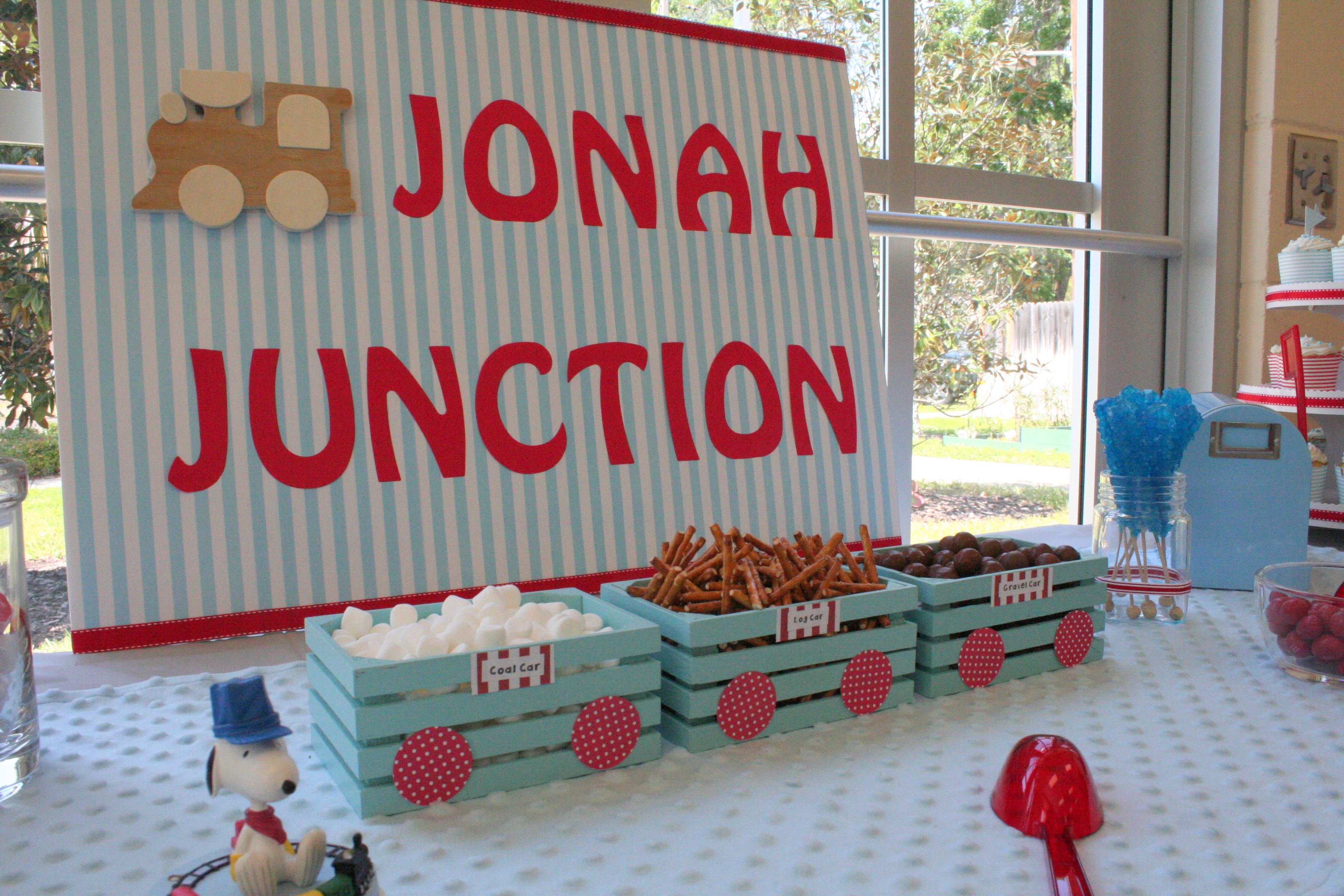 Blue "Train Car" Food Containers for this Train Themed Birthday Party