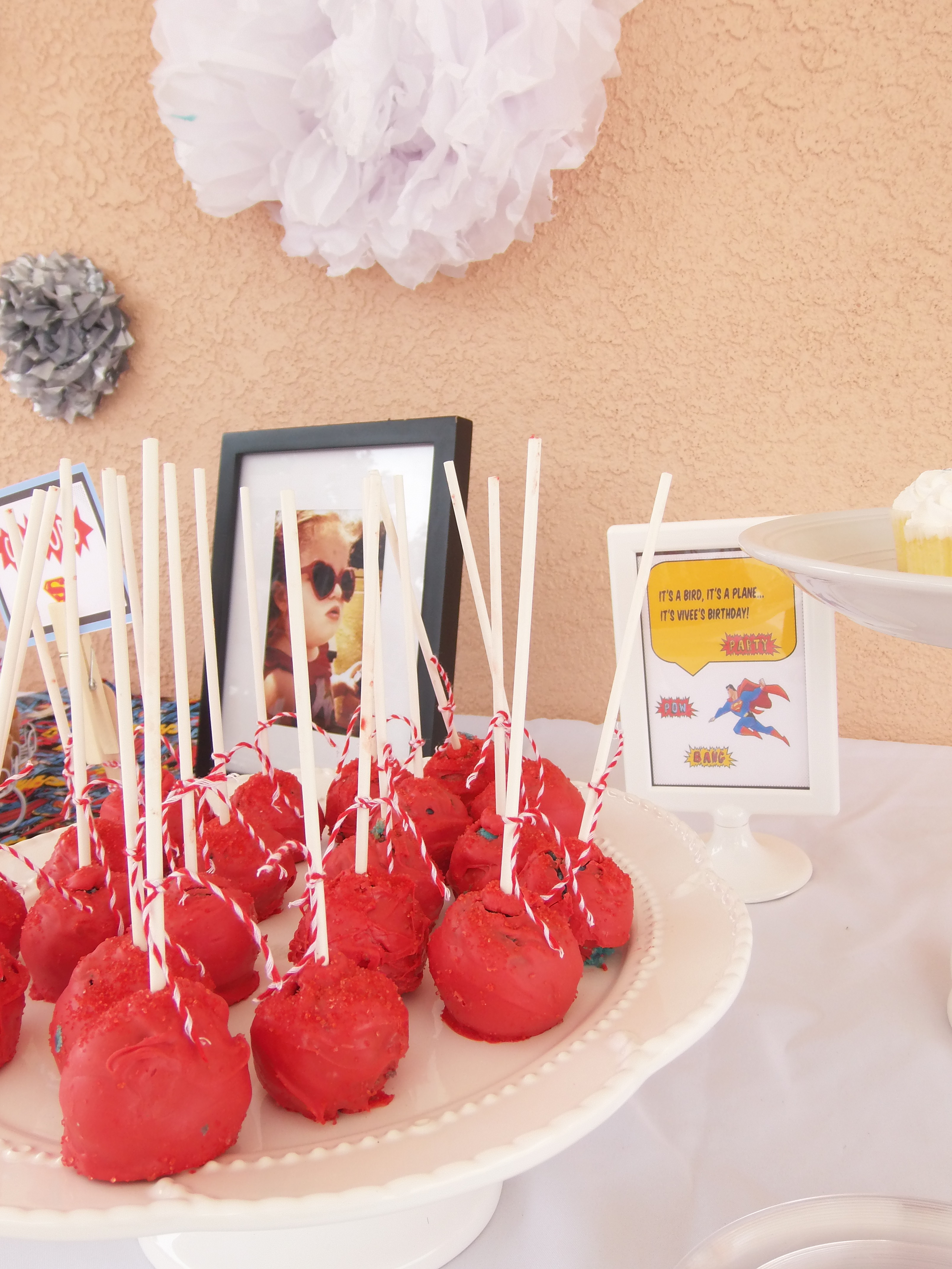 Girl Superman Hero Party Cakepops