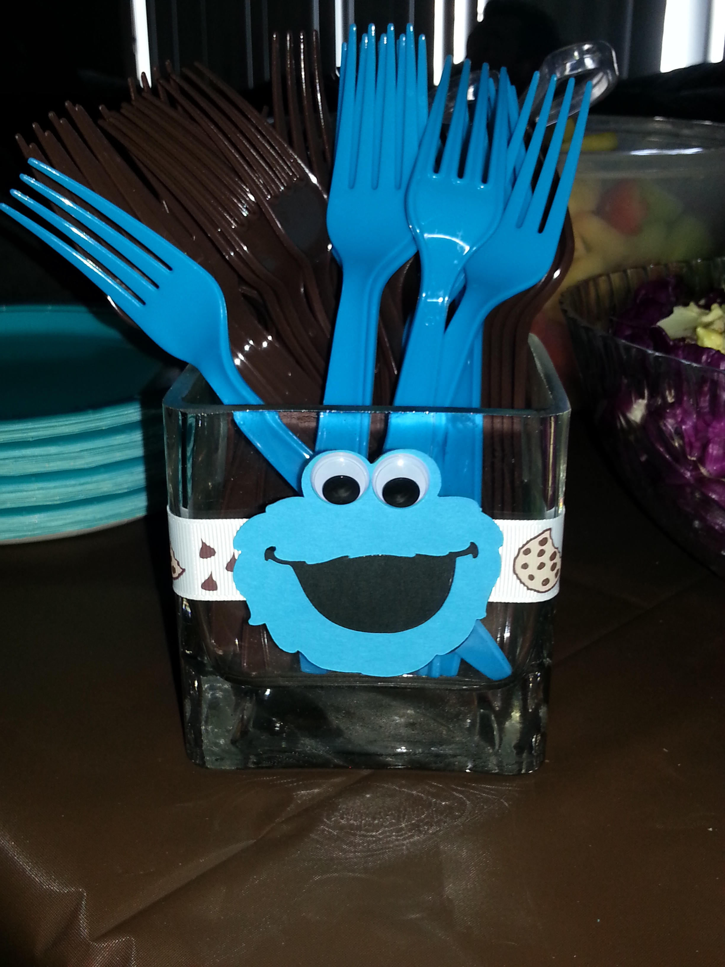 Cookie Monster Centerpiece & Table Setting I Decorated  Cookie monster  party decorations, Monster cookies, Cookie monster birthday party