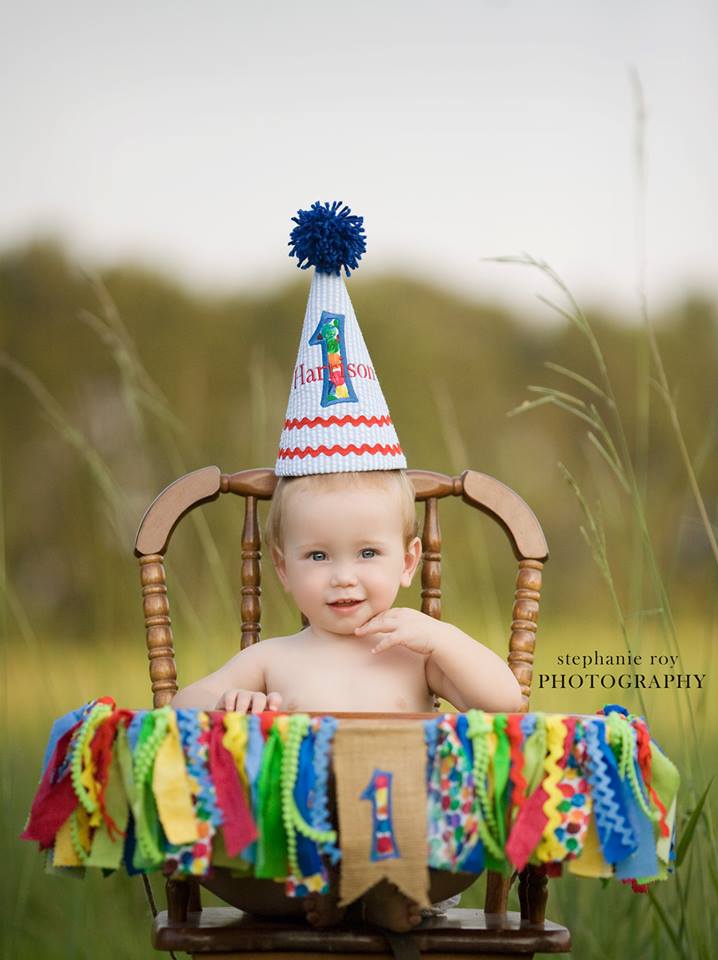 One year old boy is sitting in high chair and tasting his cake. First  Birthday celebrating concept. Cake smash Stock Photo - Alamy