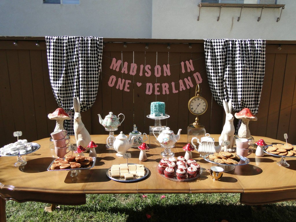 Alice in Wonderland Dessert Birthday Table