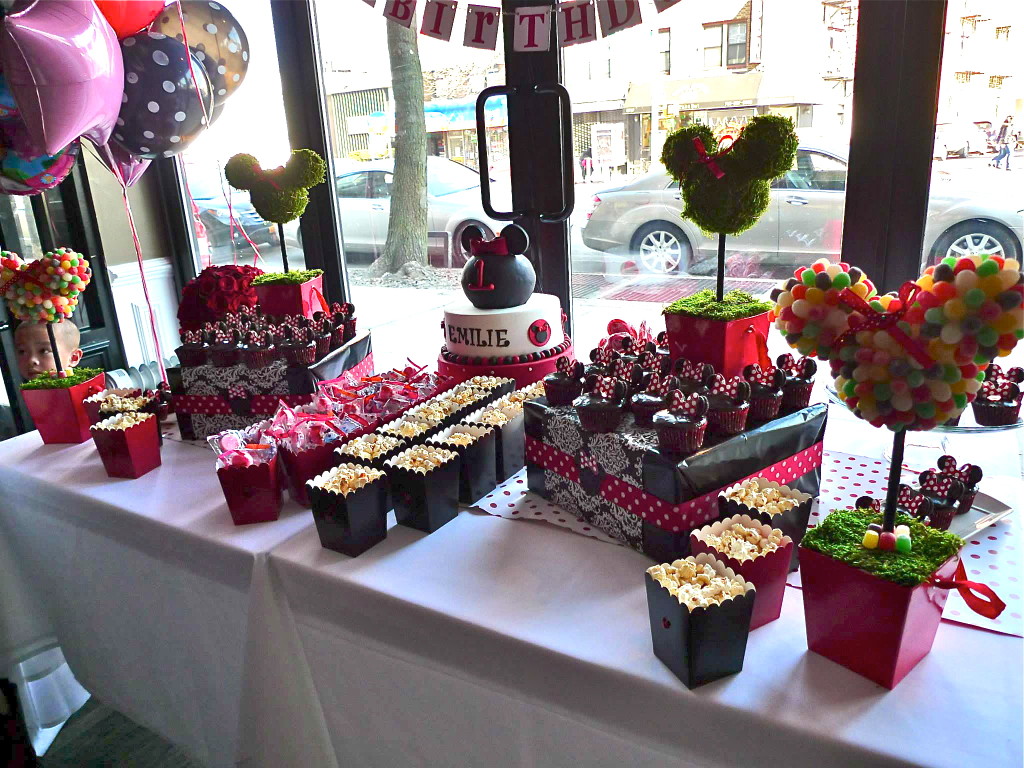 Minnie Mouse Dessert Table