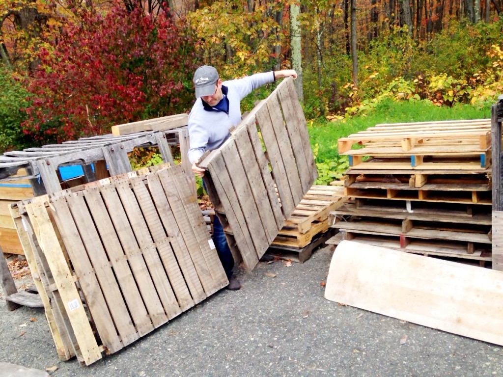 How to Build a Pallet Wall - Project Nursery