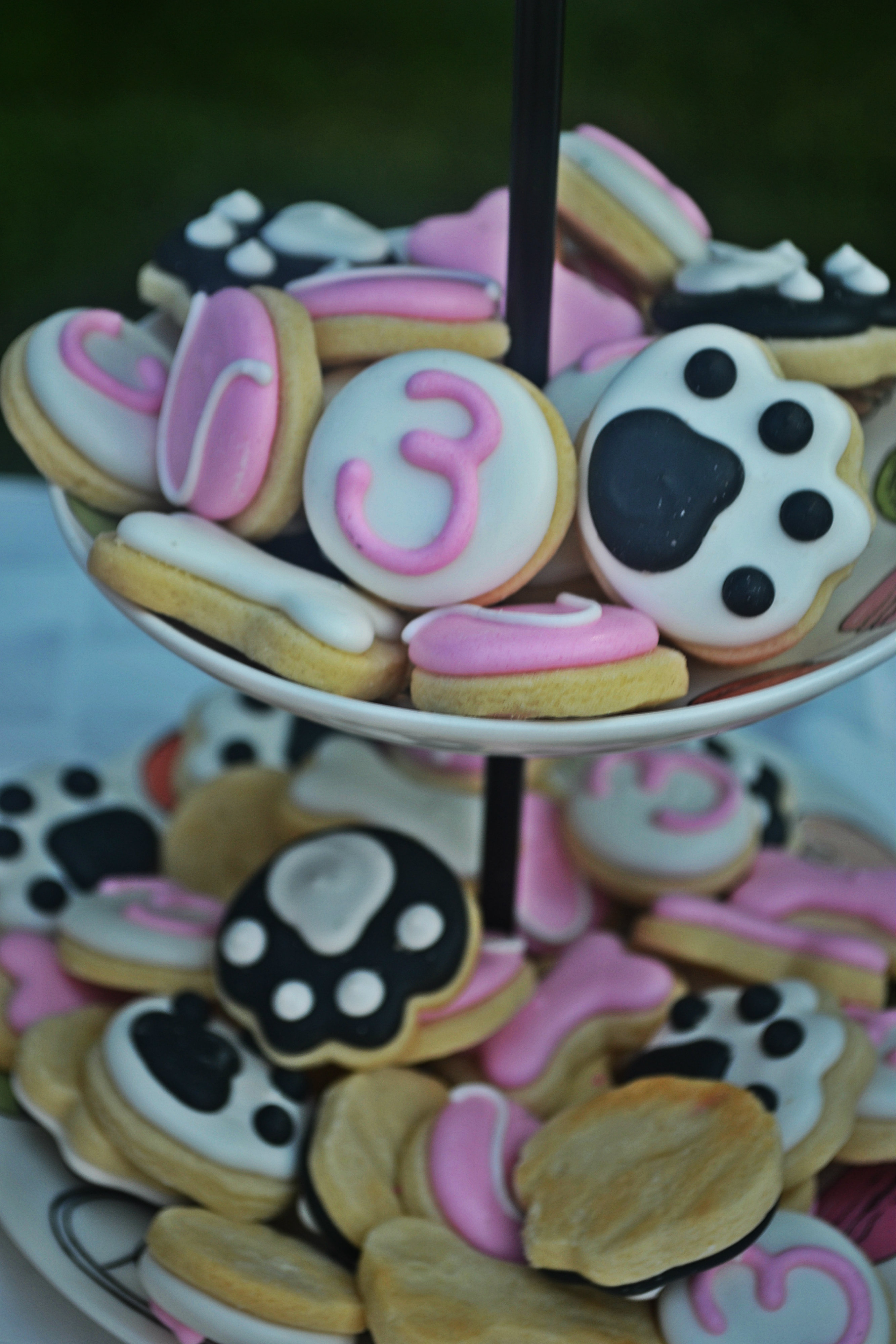 Puppy Paw Cookies for this Puppy Birthday Party