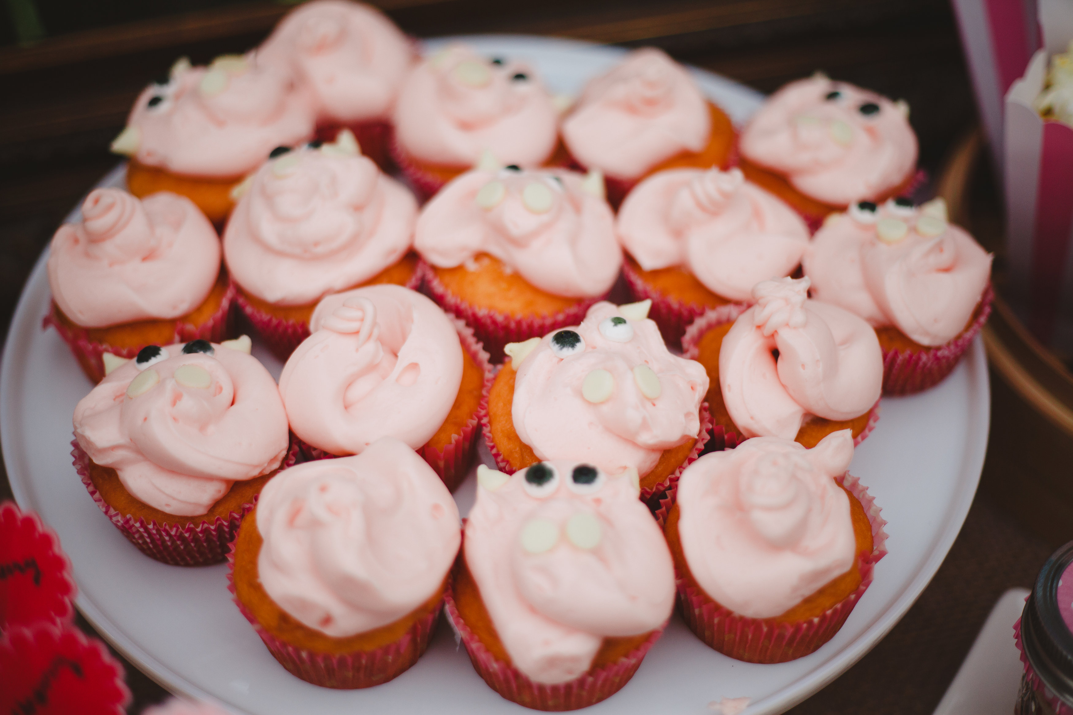 Pink Pig Cupcakes for this County Fair Birthday Party