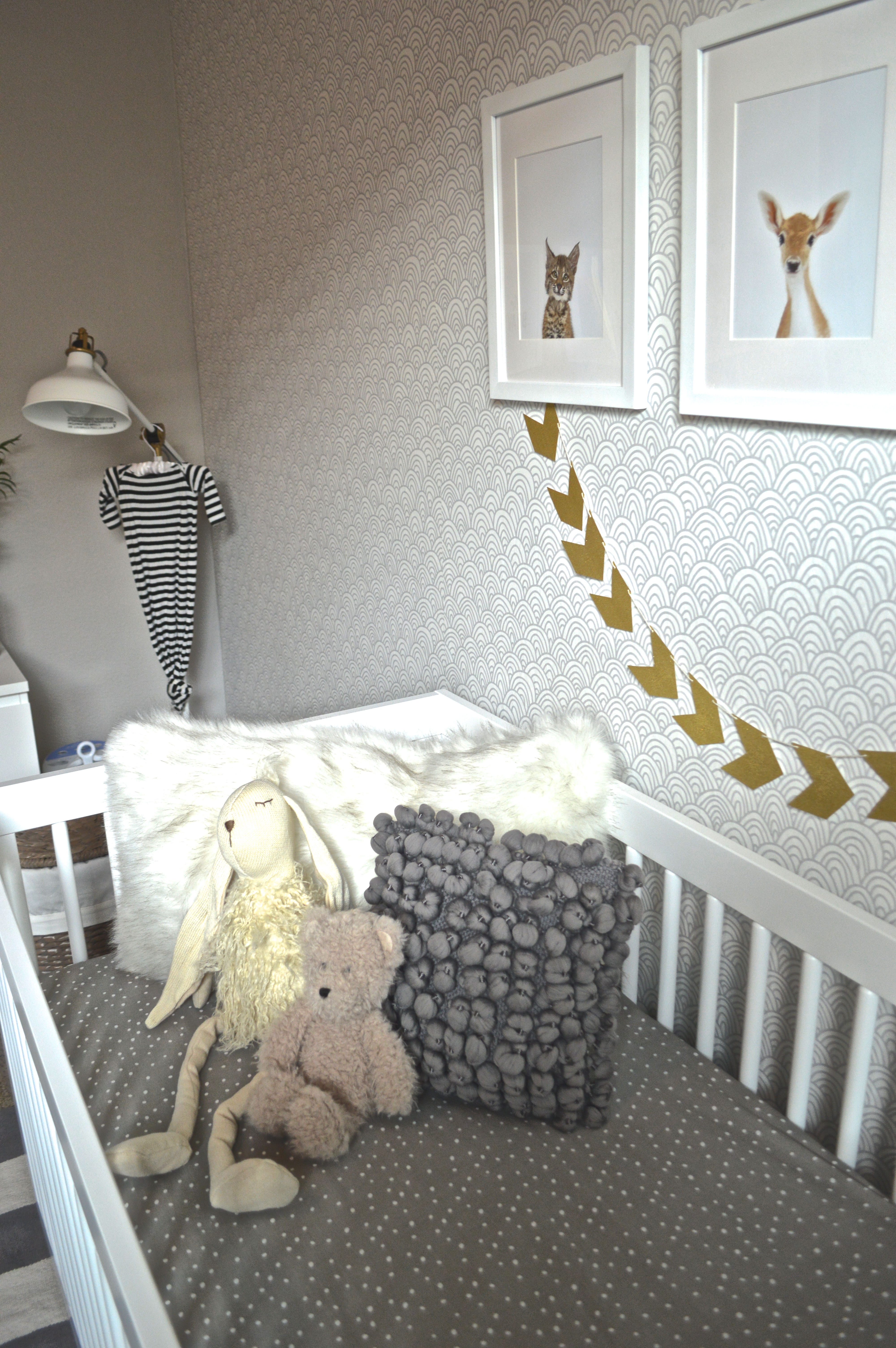 Light Grey Arches Wallpaper with Gold Arrow Garland