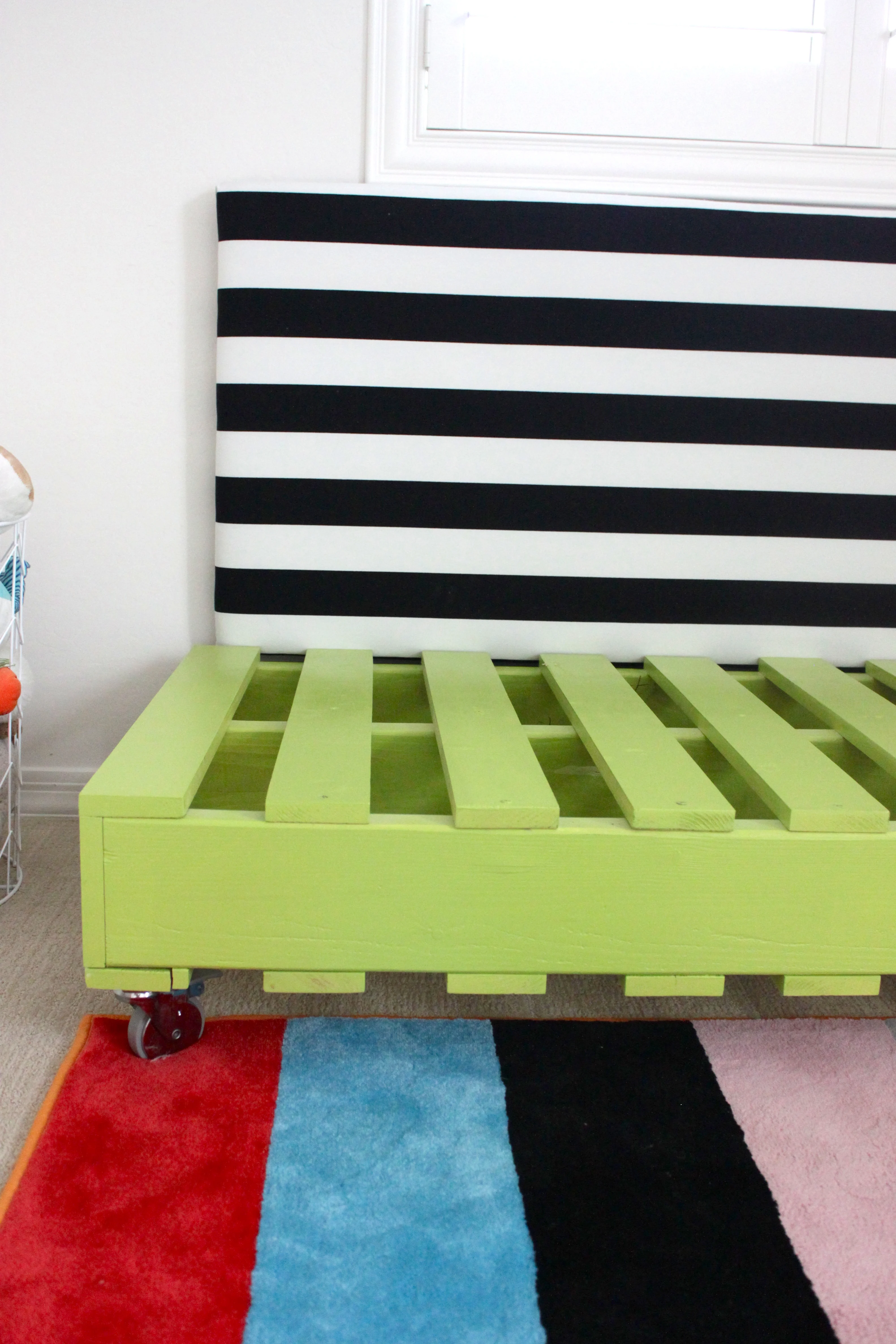 DIY Pallet Bed and Headboard