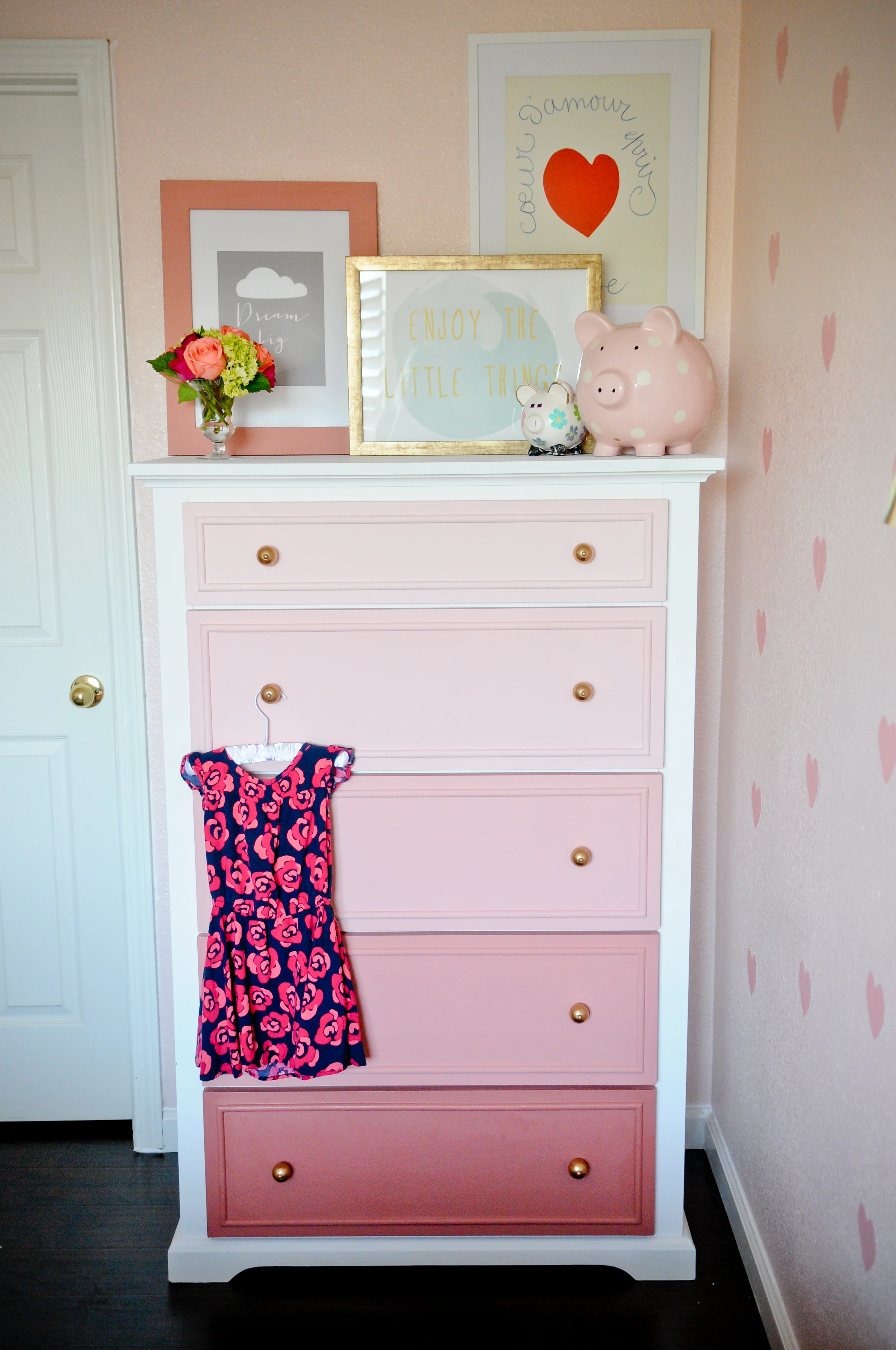 Chest of shop drawers for girls