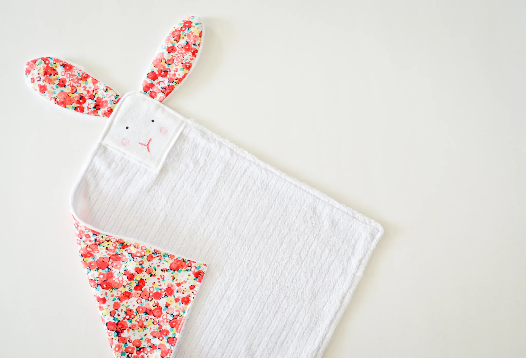 How to Make a No-Sew Blanket: 8 Methods You Haven't Seen Before