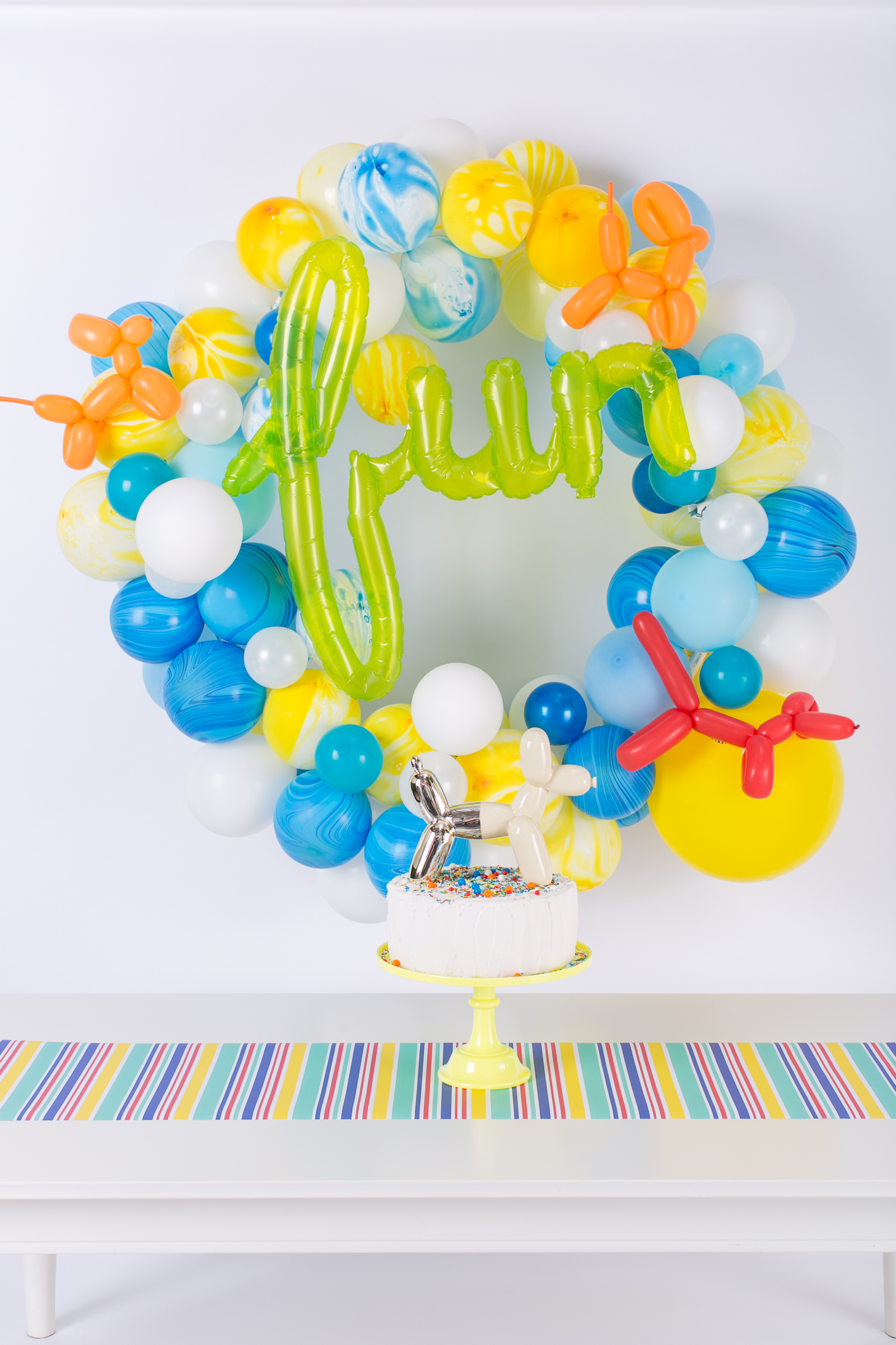 Balloon Animal Party Table and DIY Balloon Wreath