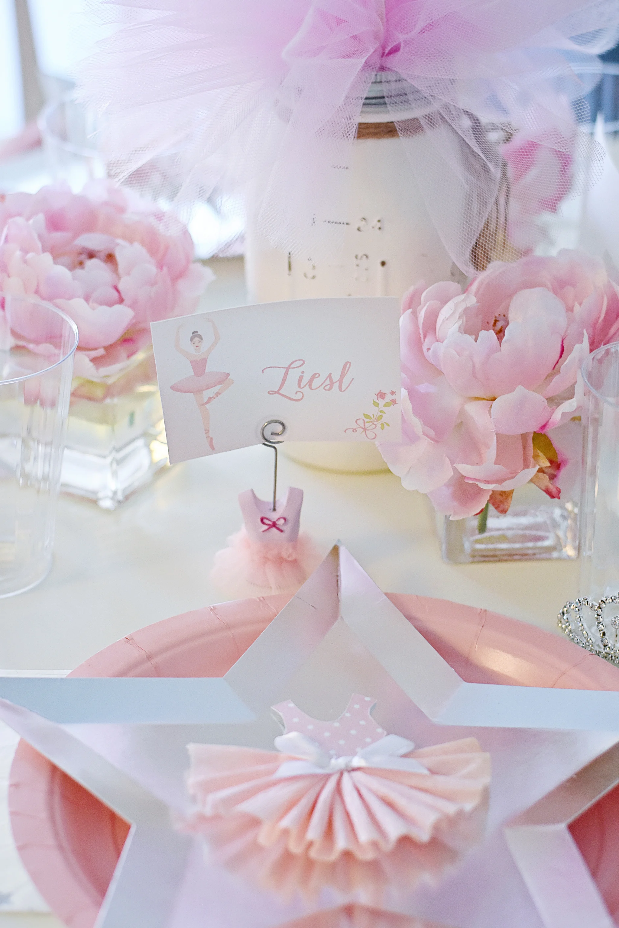 Tablesetting - stars, tulle, and pink flowers galore!