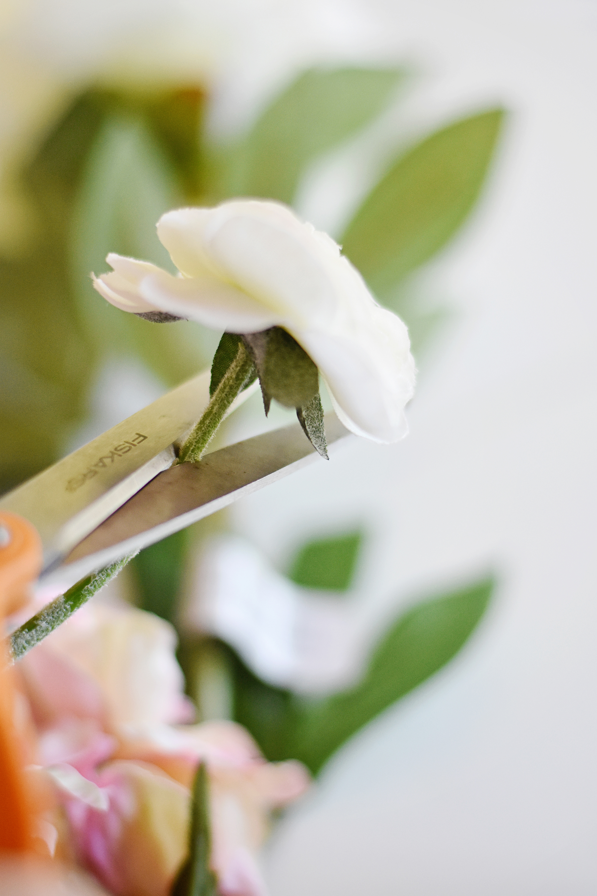 Coupez les fausses fleurs à une tige de 1" pour les insérer dans votre lettre en mousse !