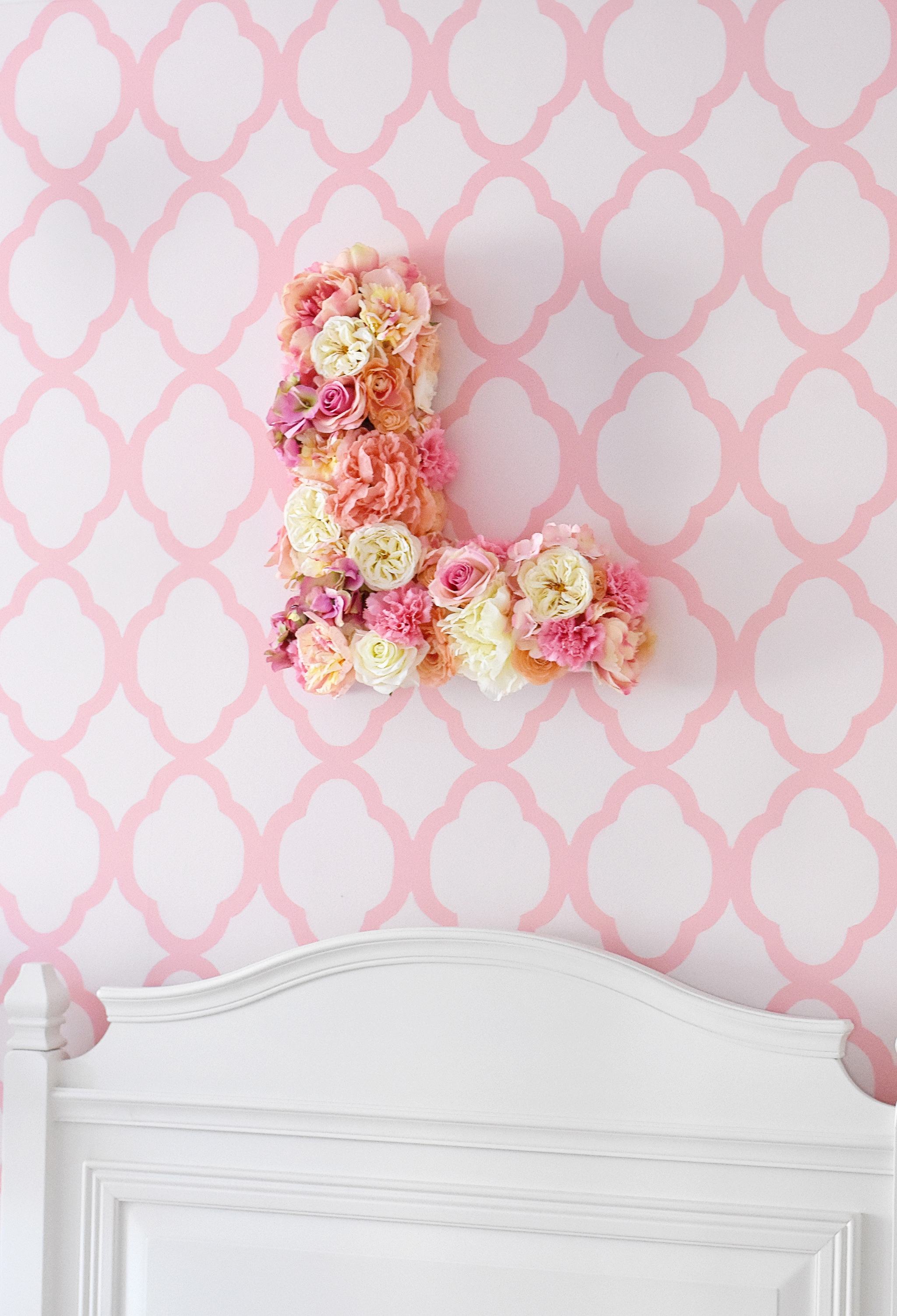 El producto final: Un hermoso colgante de pared de letras florales DIY!