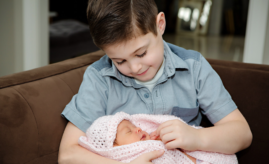 5 Tips to Prepare an Older Sibling  for a New Baby  