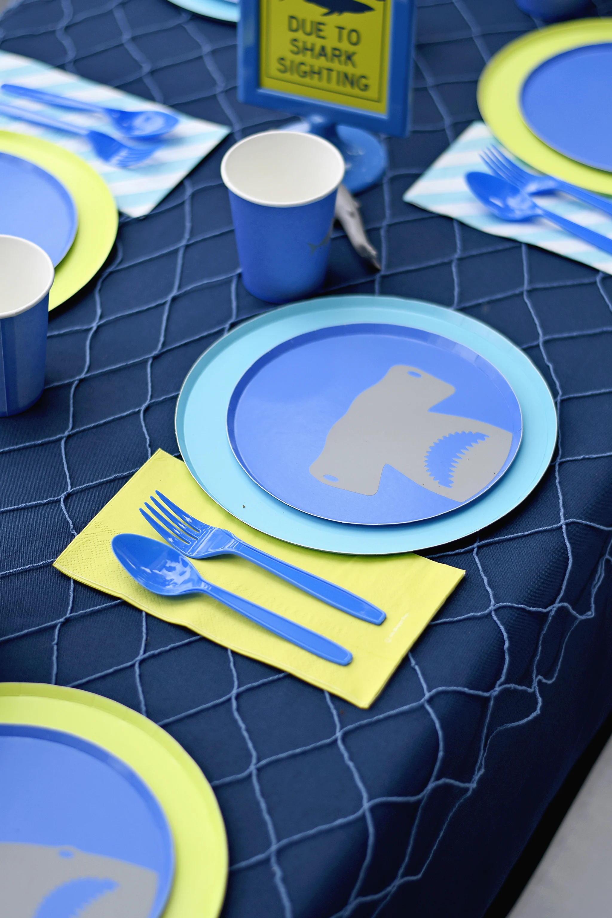 shark party tablescape