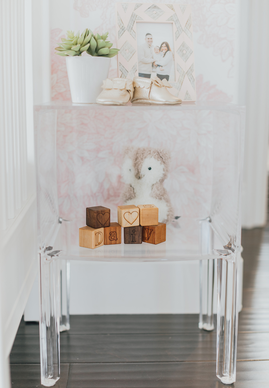 Baby room side outlet table