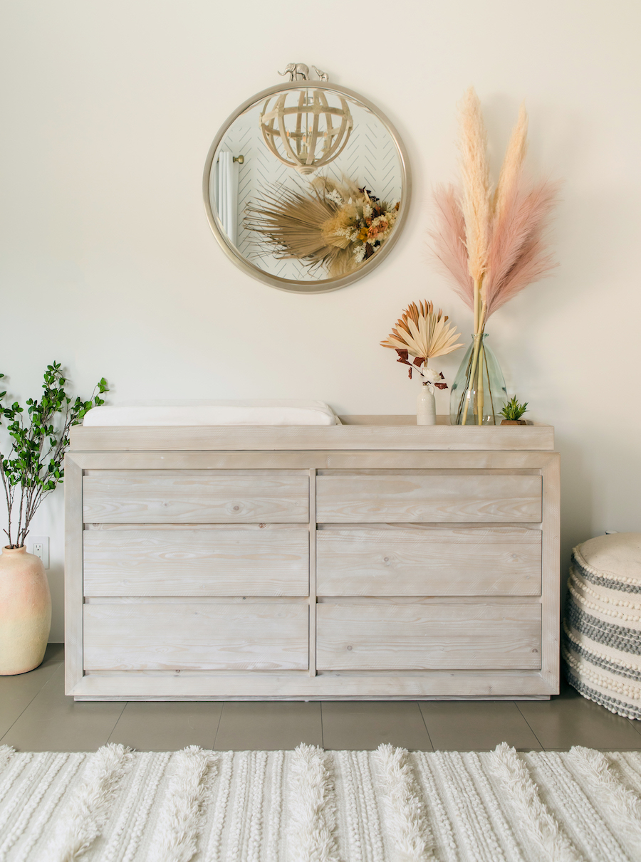 Commode à langer avec miroir animal et pampa séchée dans la pépinière Boho